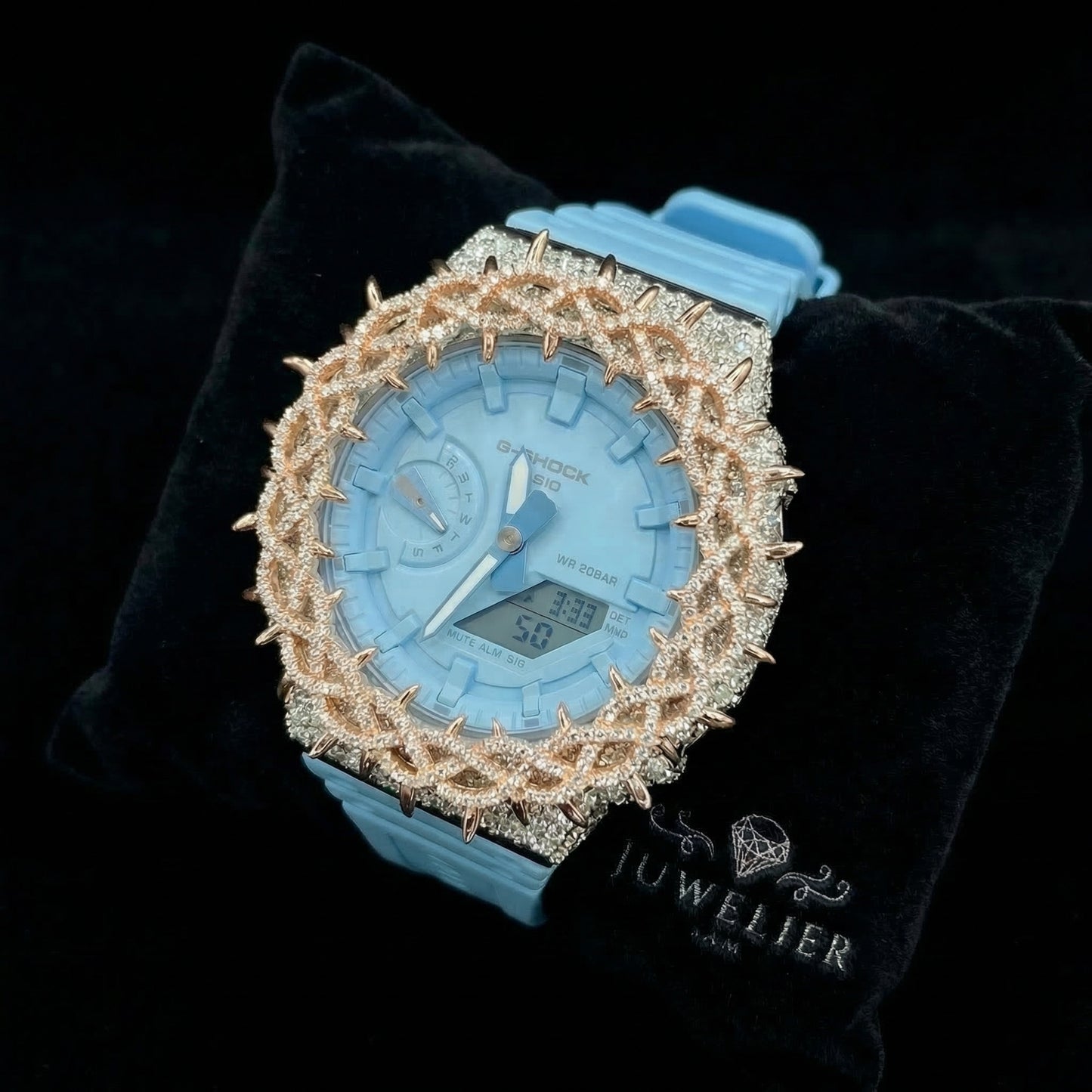 Original Casio G-Shock GA-2100 Babyblau – modifiziert mit Moissanit-Aufsatz aus 925 Silber, 18 K vergoldet (Aftermarket, mit Uhr)